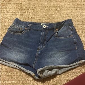 VERY COMFY BULLHEAD MOM SHORT